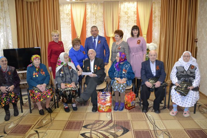 Айдар Салахов поздравил ветеранов