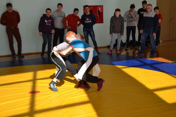 Юные борцы соревнуются в спортзале гимназии г.Мензелинск