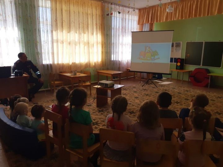 В Верхнетакерменском детском саду прошла встреча с сотрудниками ГИБДД