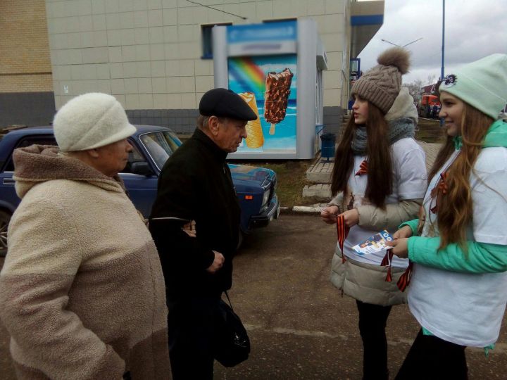Волонтеры Мензелинска продолжают акцию "Георгиевская ленточка" (ФОТО)