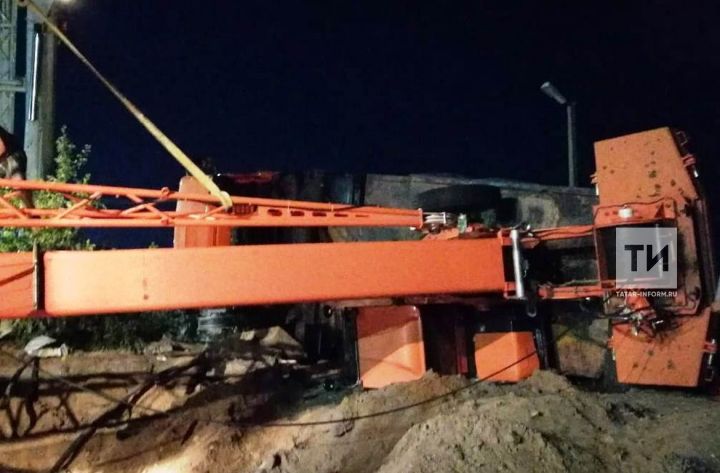 На стройке в Татарстане рухнул башенный кран