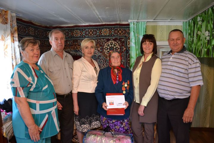 Жительницу деревни Николаевка Мензелинского района поздравили с 90-летием