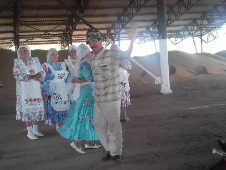 В Подгорнобайларском зернотоке и работают, и танцуют