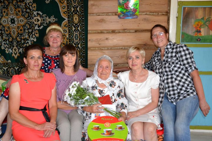 В Мензелинском районе чествовали 90-летнюю ветерана-педагога