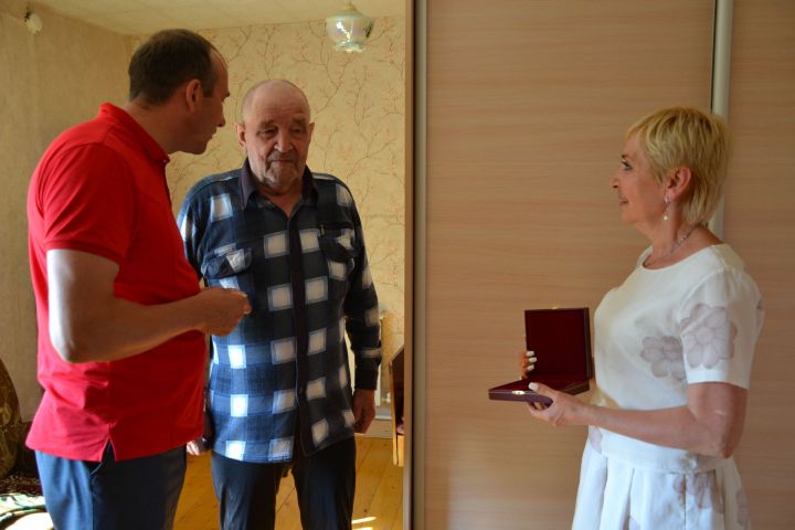 Ветераны Мензелинского района получили медаль «За доблестный труд»