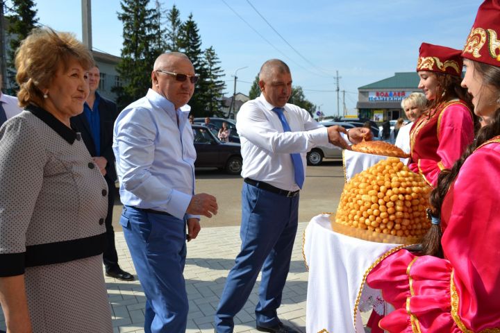 Азат Хамаев Минзәлә медицина училищесы тулай торагын тантаналы ачуда катнашты