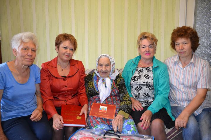 Труженица тыла Анна Кузьмина отмечает 90-летний юбилей