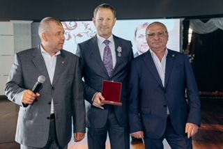 Эдуард Кузнецов награжден медалью "За доблестный труд"