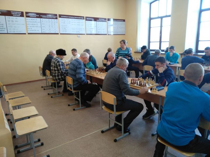 В Мензелинске проходят соревнования по шахматам