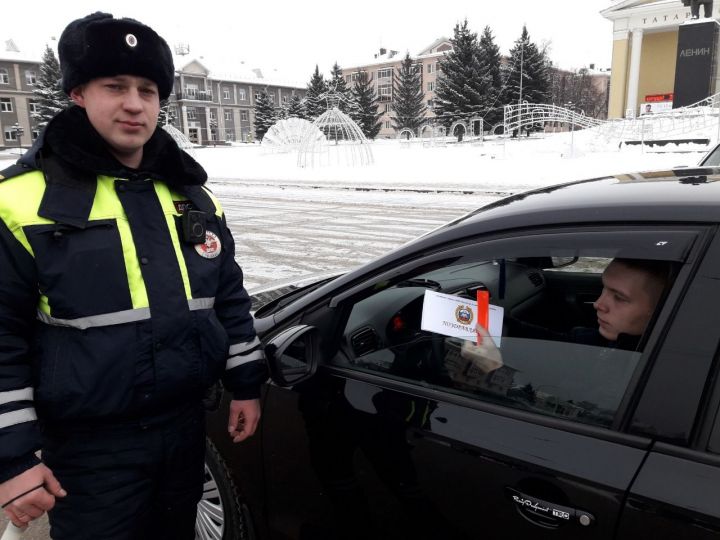 В Татарстане сотрудники ГИБДД поздравили участников дорожного движения с Новым годом
