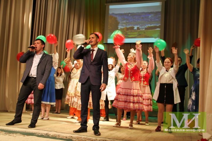 В здании Мензелинского татарского государственного драматического театра имени Сабира Амутбаева состоялся большой концерт, посвященный Дню работников сельского хозяйства и перерабатывающей промышленности