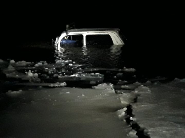 В Мензелинском районе 4 человека на Ниве провалились под лед