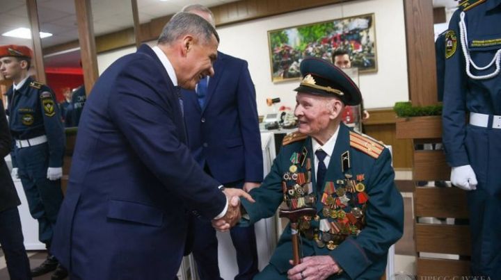 Президент РТ вручил Благодарность 100-летнему ветерану пожарной охраны