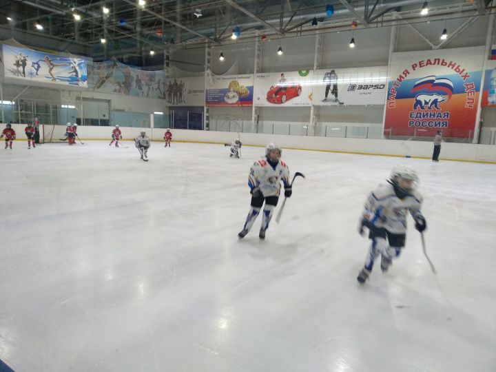 В Мензелинске идет новогодний турнир по хоккею