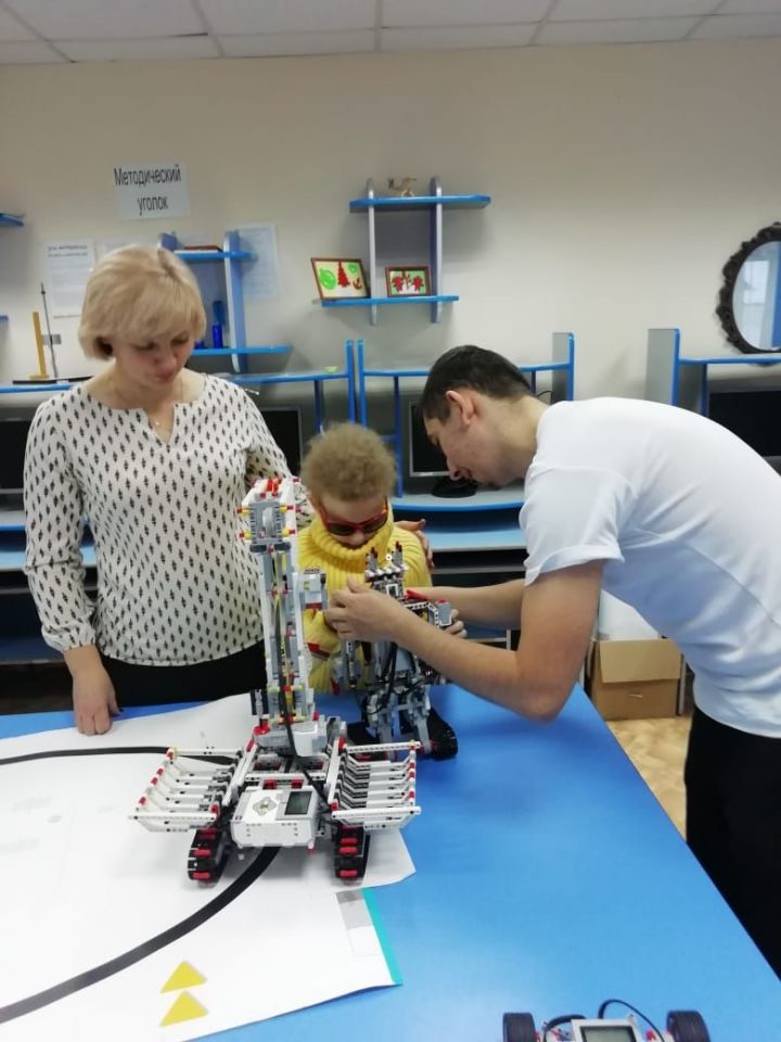 Детям показали мастер-класс по робототехнике