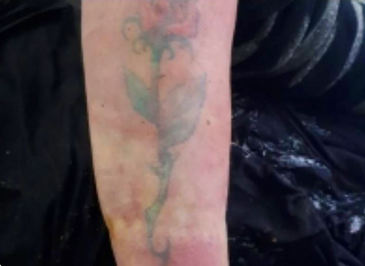 Правоохранители Татарстана просят помочь установить личность убитой женщины с татуировкой розы, обнаруженной на обочине трассы М-7
