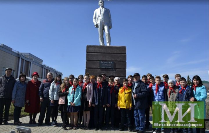 Возложили цветы к памятнику Ленину