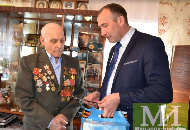 Ветерану Великой Отечественной войны Михаилу Тихонову вручили праздничный подарок