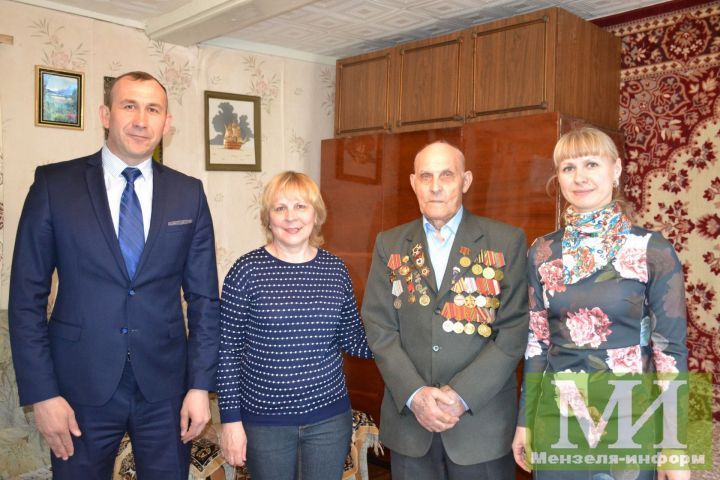 Ветерану Великой Отечественной войны Михаилу Тихонову вручили праздничный подарок