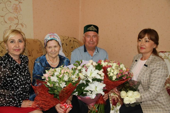 55-летие совместной жизни отмечают проживающие в Мензелинске Мухамет и Миннинур Мукминовы