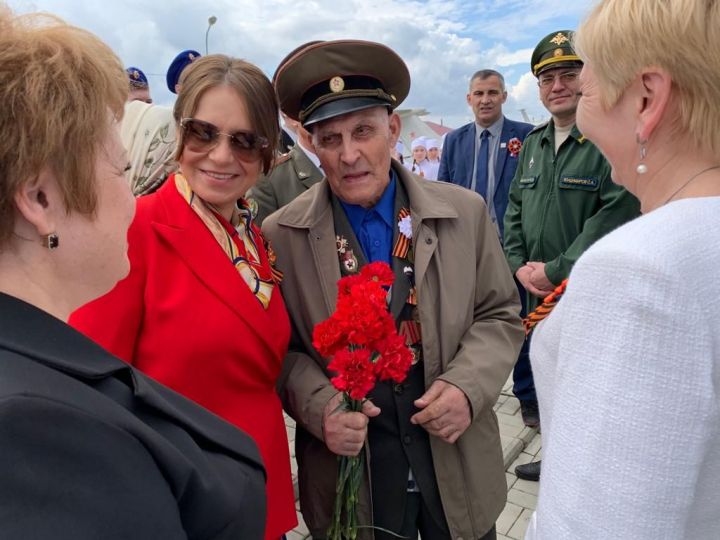 Альфия Когогина поздравила с Днем Победы ветеранов в Мензелинском районе
