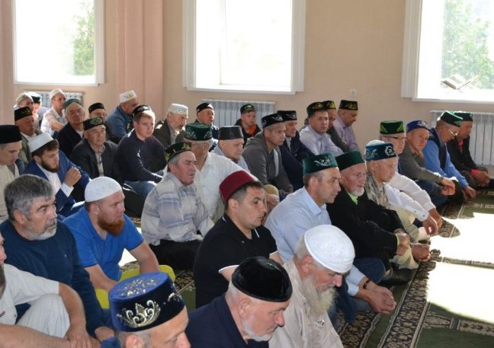Ураза-байрам-2019 в Мензелинской мечети: на праздничный намаз пришли более 200 мусульман