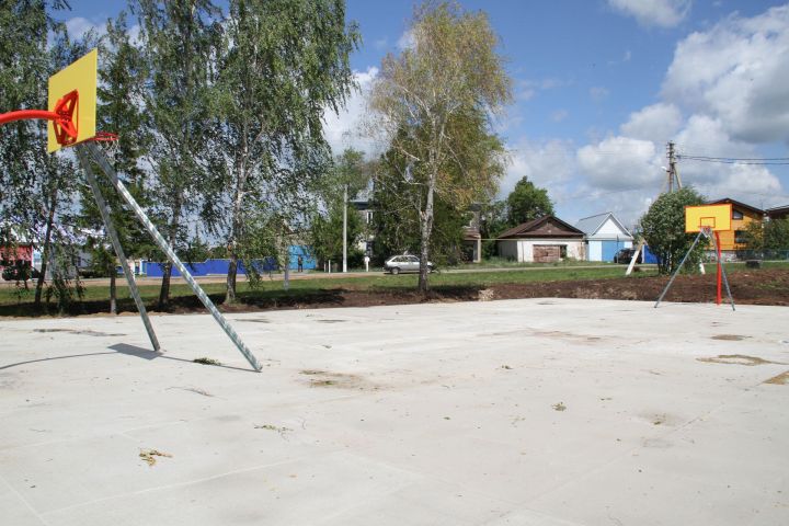 В Кузембетьеве строят спортивную площадку