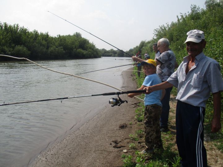 Пожилые и дети на рыбалке в Мензелинском районе