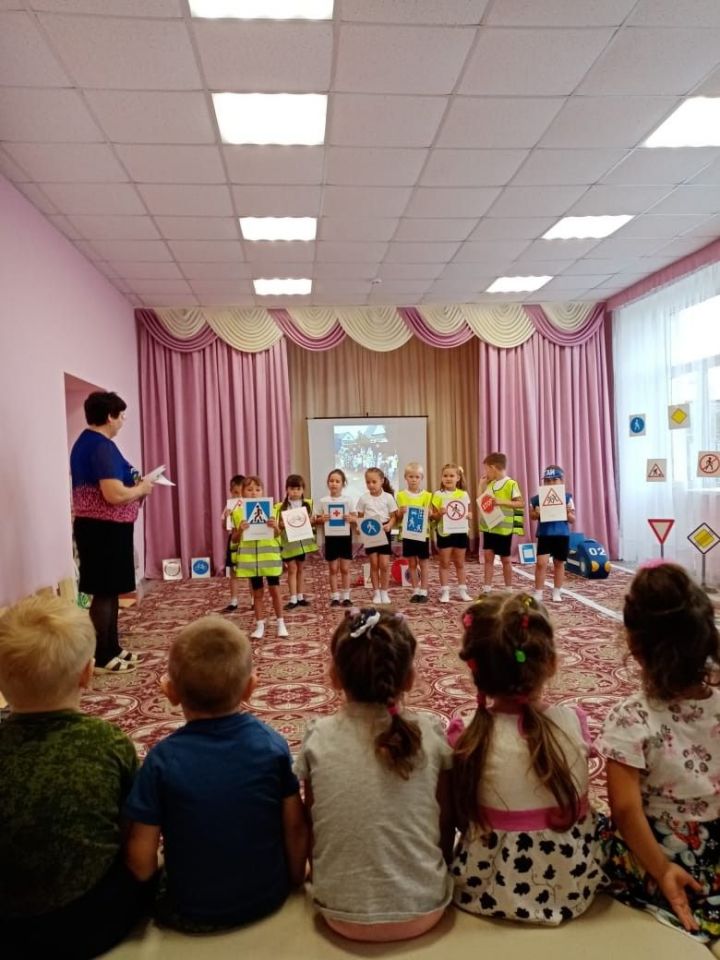 Коноваловка балалар бакчасында балаларны юл йөрү кагыйдәләренә өйрәтү буенча күңел ачу чарасы узды