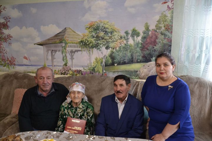 Мунзия Гарипова из села Наратлы-Кичу отметила 90-летний юбилей