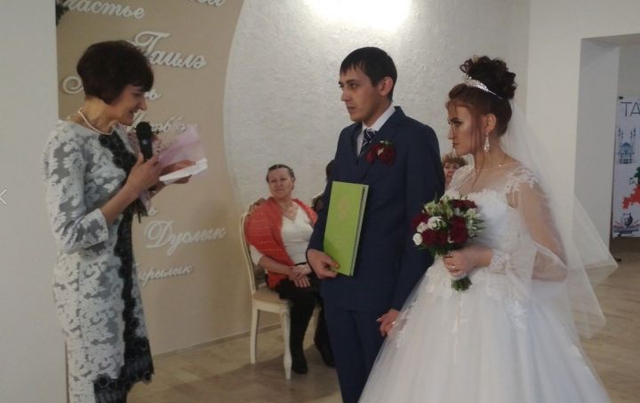 Сегодня свадьба сына нашей коллеги Кадрии Мардановой Айбулата и невестки Виктории!
