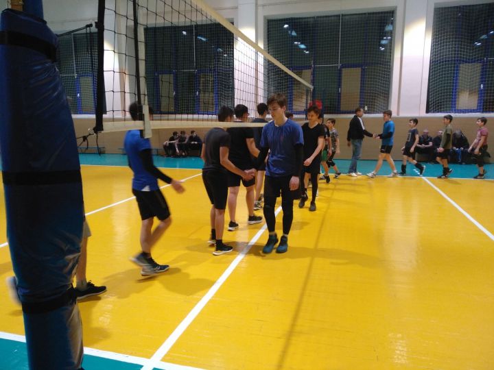 В Мензелинске стартовали соревнования по волейболу