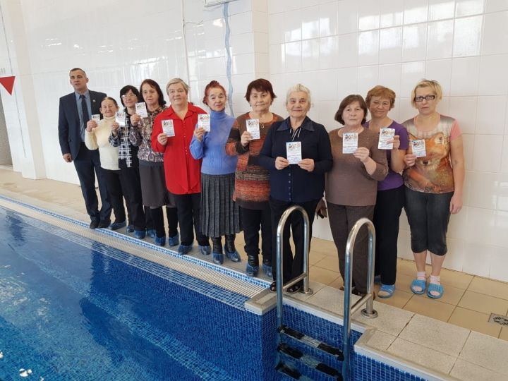 В Мензелинске общественным организациям вручают абонементы на посещение бассейна