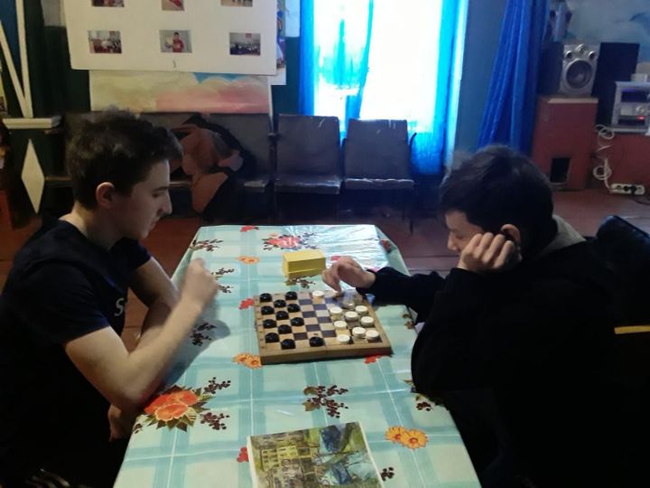Завершились соревнования по шашкам и теннису на призы Деда Мороза в деревне Ямаково