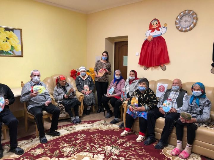 Воспитанники приюта "Тургай" поздравили пожилых в Мензелинском районе
