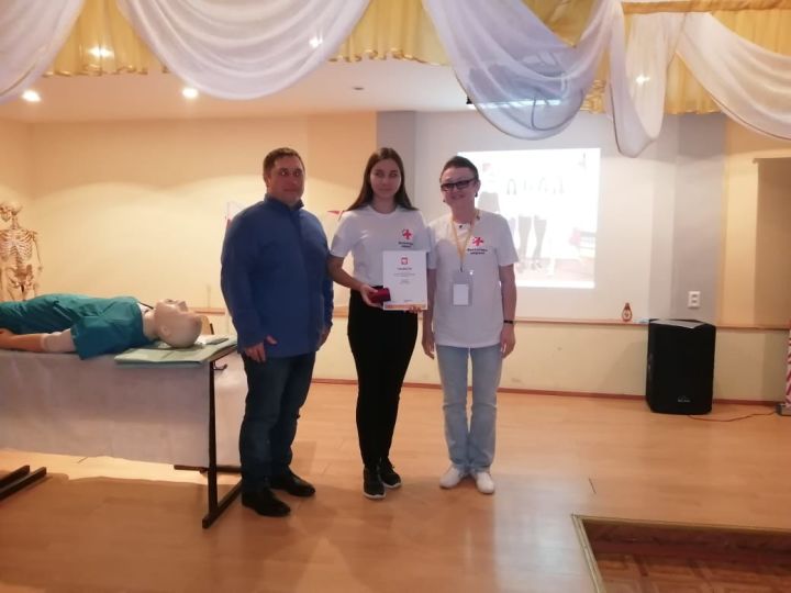 Студентка Мензелинского медучилища получила медаль и грамоту от Владимира Путина