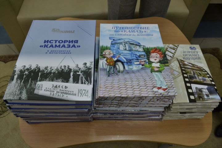 Депутат Государственной Думы России Альфия Когогина подарила книги