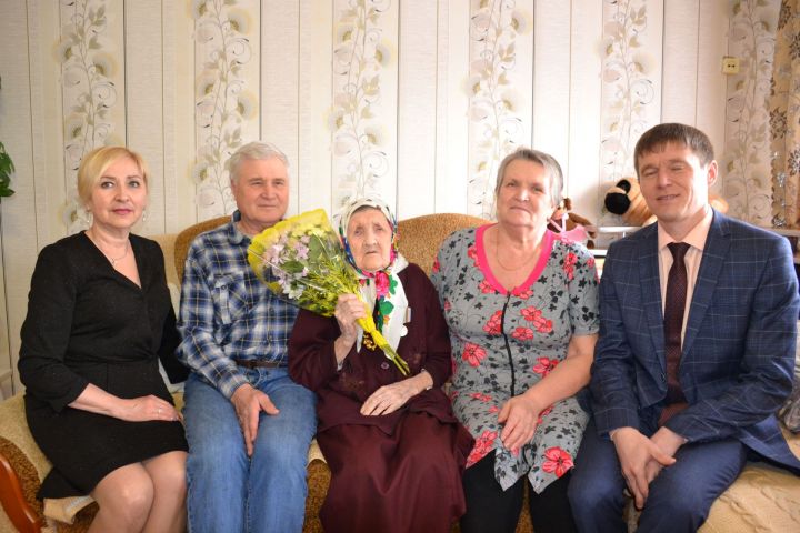 Бабушке - 101-летнему ветерану вручили медаль