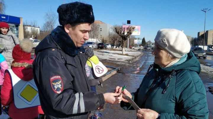 Инспекторы ГИБДД и ЮИДовцы раздали татарстанцам карманные фонарики