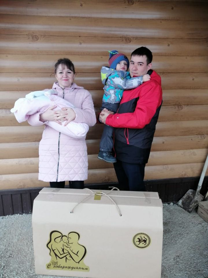 Семье Мирзануровых вручили "коробку для новорожденных"
