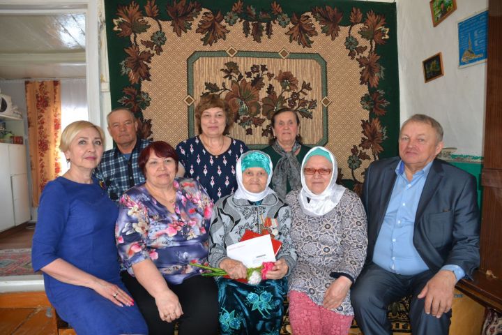В Мензелинском районе с 90-летним юбилеем поздравили ветерана тыла Рафику Габдрахманову