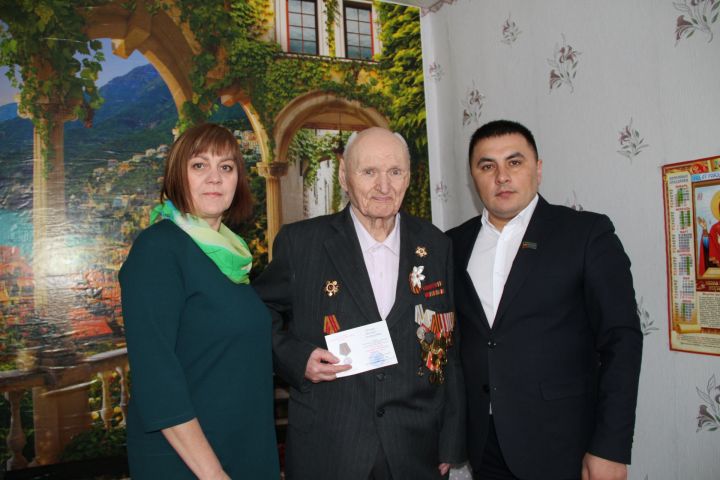Василию Лесагину вручили юбилейную медаль