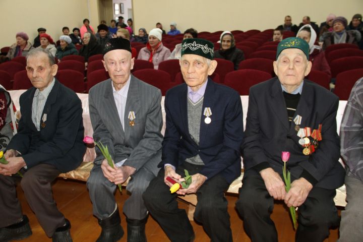 В Верхнем Такермене ветеранам вручили юбилейные медали