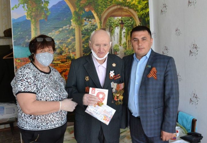 В Мензелинске поздравили ветерана войны Василия Лесагина