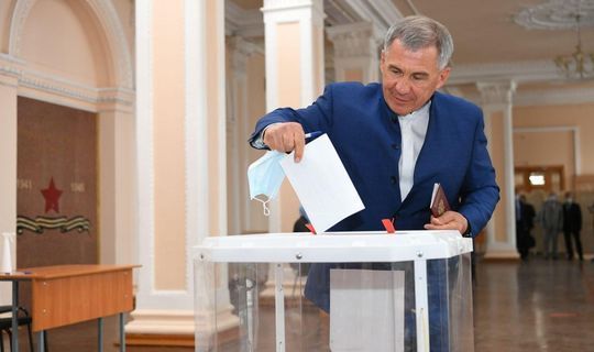 Рустам Минниханов проголосовал за поправки в Конституцию в ближайшем от Кремля участке