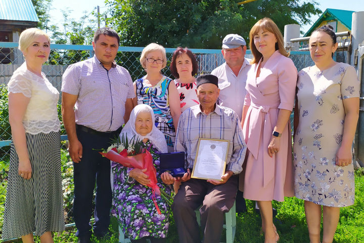 В Мензелинском районе наградили семью, вместе прожившую 65 лет