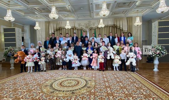 Рустам Минниханов вручил награды многодетным семьям в День семьи, любви и верности