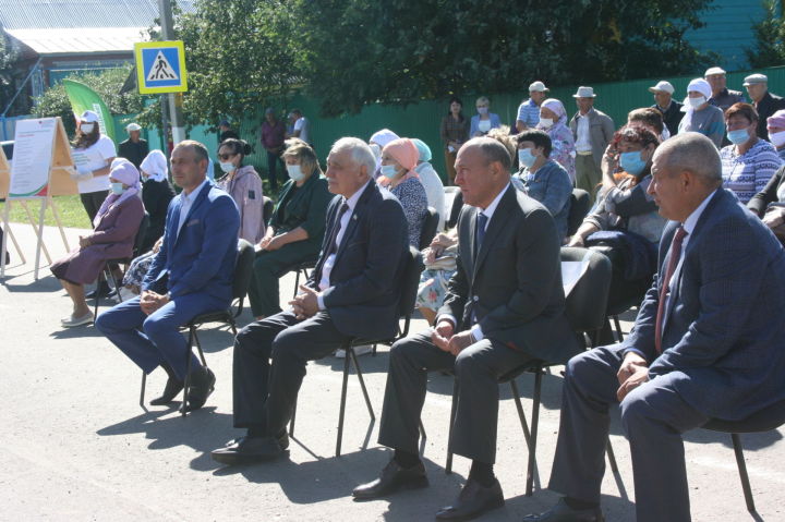 Марат Ахметов приехал в Топасево для встречи с культработниками района