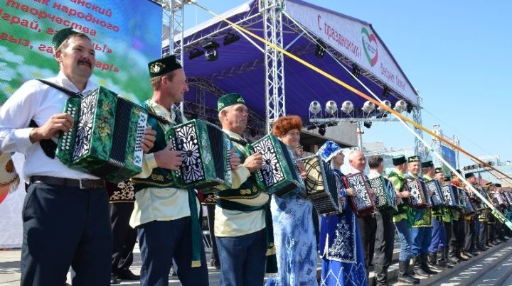 Флешмоб гармонистов пройдет в Казани в рамках республиканского праздника «Уйнагыз, гармуннар!» – «Играй, гармонь!»