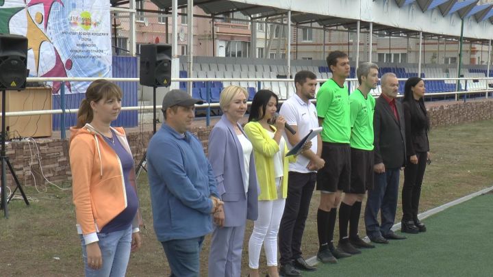 В Мензелинске проходит соревнование по футболу, посвященное Дню Республики Татарстан и 100-летию ТАССР
